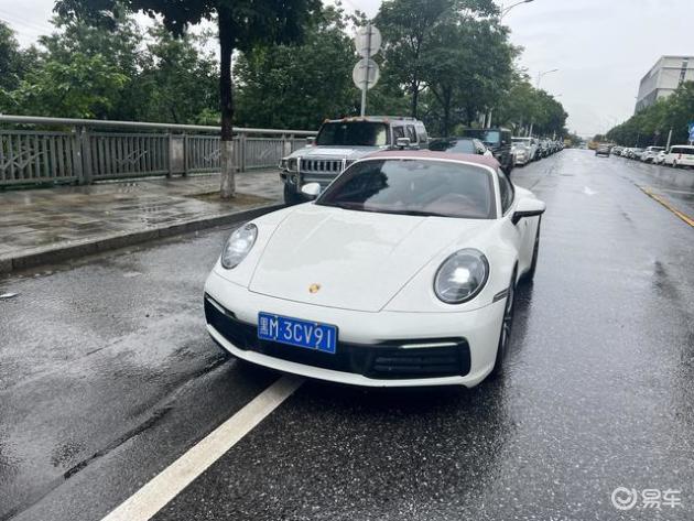 白色敞篷保时捷911:山间驾驶的极致享受