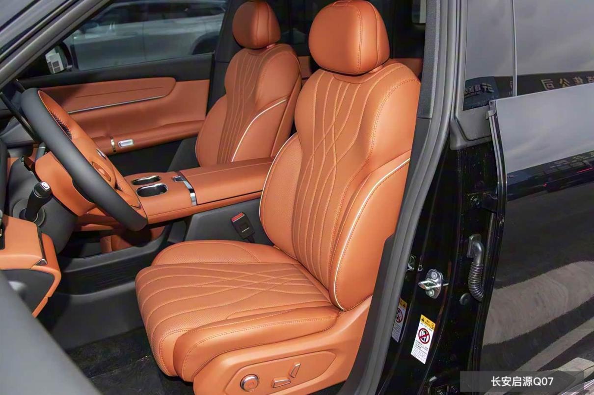 中型SUV配激光雷达+后排桌板启源Q07相较海狮06如何